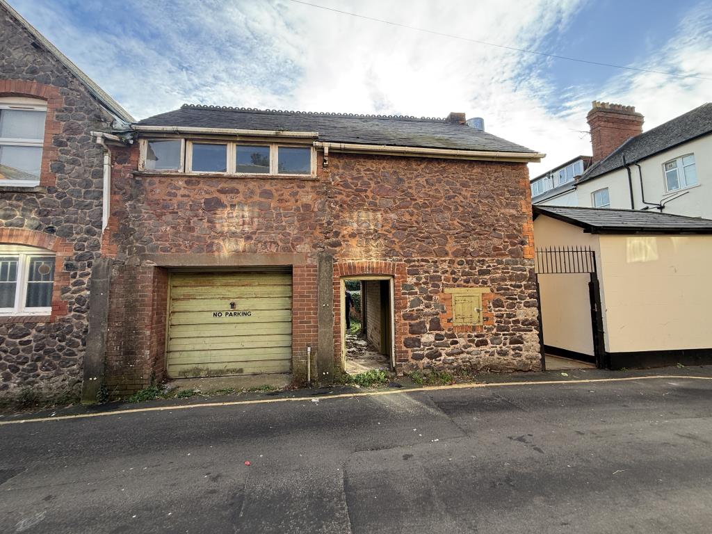 Lot: 66 - FORMER COACH HOUSE WITH PLANNING PERMISSION FOR CONVERSION TO FORM A TWO STOREY SINGLE DWELLING - General view of roadside Coach House